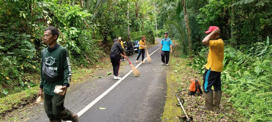 KEGIATAN KEBERSIHAN LINGKUNGAN DI MASING MASING BANJAR DINAS SE DESA GADUNG SARI